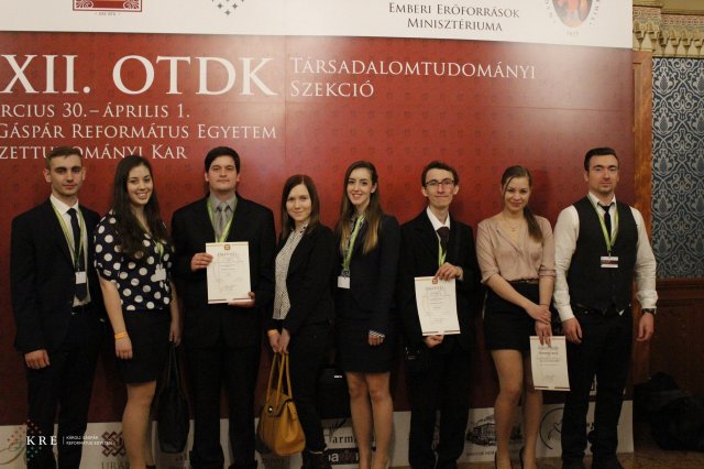 OTDK fal előtt készült képek